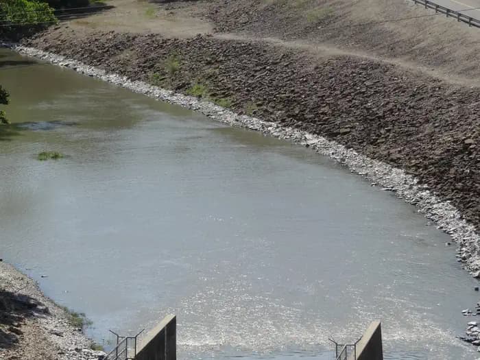 OUTLET (POMONA LAKE)